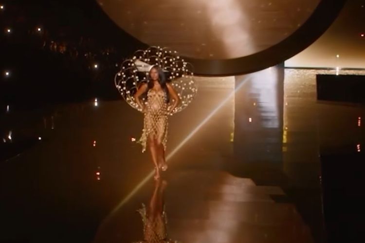 victoria secret, victoria secret fashion show 2025, Victoria Secret Fashion Show, jasmine tookes, jasmine tookes victoria secret, 5 Style Jasmine Tookes di Victoria’s Secret Fashion Show 2025, Anggun dengan Baby Bump, 1. Gaun jaring emas yang menawan, 2. Sayap kerang artistik, 3. Makeup natural dan glowing, 4. Gaya rambut gerai, 5. Heels tinggi yang elegan