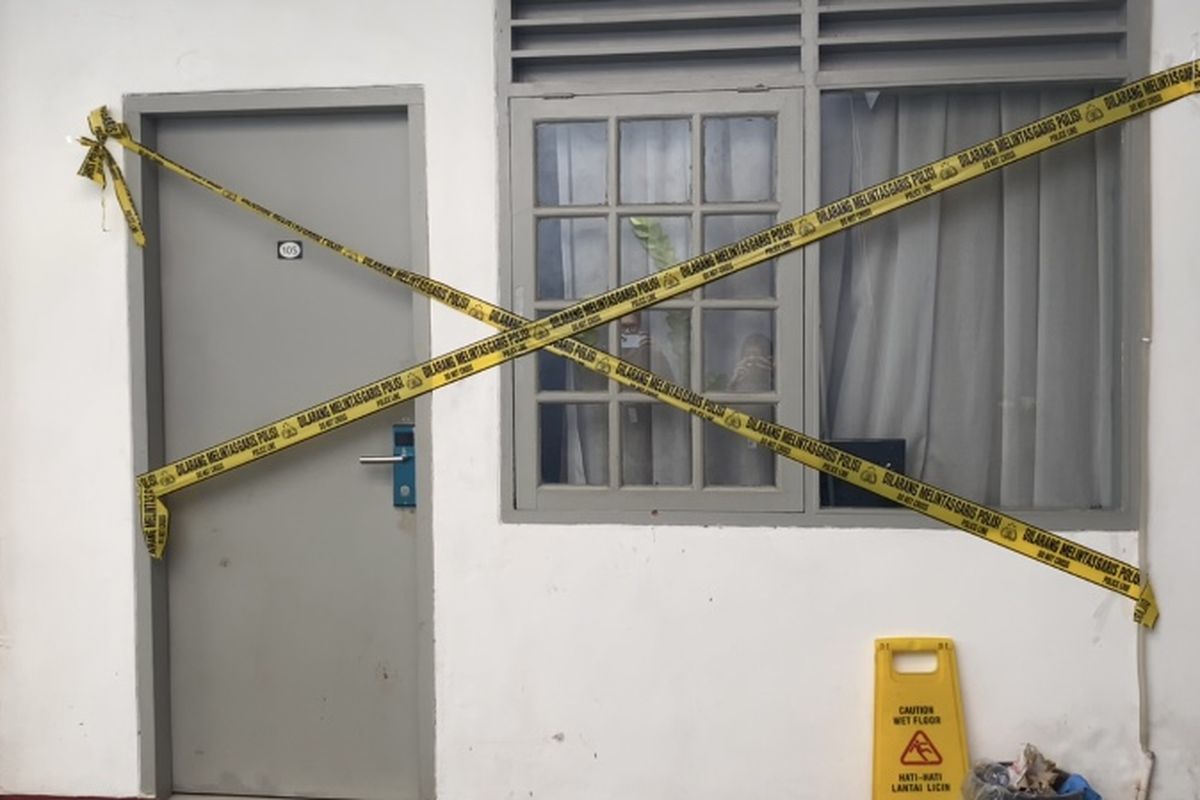 diplomat, Jakarta, Kematian diplomat, diplomat tewas di menteng, diplomat tewas, kematian diplomat kemlu, Kematian diplomat ADP, kasus diplomat tewas di Menteng, rekaman CCTV ADP, kematian misterius ADP, penyelidikan kematian ADP, kasus kematian indekos Menteng, polisi periksa CCTV kematian diplomat, ADP diplomat Kemenlu, lakban di kepala diplomat, Kematian Misterius Diplomat di Menteng, Arah CCTV Bergeser, Sidik Jari Ditemukan di Lakban, Aktivitas Terakhir ADP Terekam CCTV, Penjaga Kos Intip Kamar Dini Hari, Penemuan Jasad dalam Kondisi Mengenaskan, Identitas Korban dan Kejanggalan di TKP, Barang Bukti dan Penyelidikan Polisi
