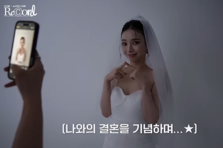 aespa, Karina Aespa, Konser aespa, synk aexis line, member aespa, 7 Style Karina aespa Saat Syuting VCR Konser ‘SYNK: aeXIS LINE’, Kenakan Gaun Pengantin, 1. Gaun pengantin off-shoulder putih, 2. Lace ala pengantin, 3. Rambut updo, 4. Makeup natural, 5. Perhiasan minimalis, 6. Sarung tinju, 7. Pose humor