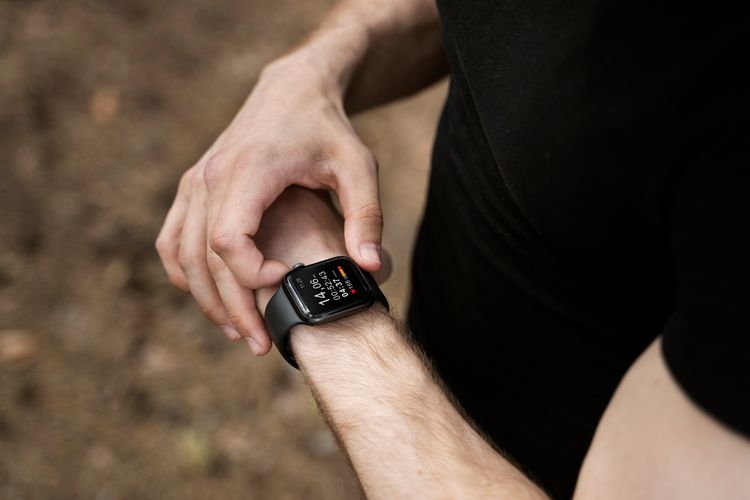 olahraga saat Ramadhan, intensitas olahraga, Pahami Batas Aman Olahraga Saat Puasa, Apa itu talk test?, Mengapa intensitas sedang dianjurkan?, Menggunakan zona pada smartwatch, Durasi tetap perlu diperhatikan, Tanda latihan terlalu berat