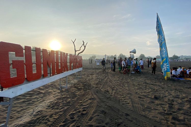 wisata pantai yogyakarta, itinerary yogyakarta keluarga, kuliner dekat pantai parangtritis, Itinerary Seharian di Yogyakarta Full Pantai untuk Liburan Keluarga, Pantai Parangtritis, Gumuk Pasir Parangkusumo, Pantai Depok, Pantai Goa Cemara, Pantai Glagah