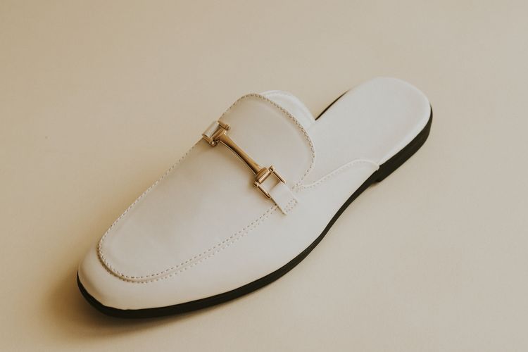 flatshoes, 6 Tips Nyaman Pakai Flatshoes untuk Usia 50+, 1. Gunakan alas tambahan untuk menopang lengkungan kaki, 2. Pilih sepatu dengan daya cengkeram yang baik, 3. Pilih ukuran yang lebih lebar untuk kenyamanan maksimal, 4. Perhatikan bentuk ujung sepatu (toe box), 5. Pilih model klasik yang tak lekang waktu, 6. Gunakan warna netral atau sesuai gaya pribadi