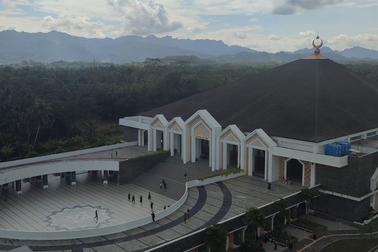 Stasiun Semarang Tawang, Stasiun Semarang Poncol, stasiun semarang tawang, stasiun semarang poncol, wisata murah semarang, wisata dekat stasiun semarang, tempat wisata gratis Semarang, wisata gratis dekat Stasiun Semarang, 11 Tempat Wisata Gratis Dekat Stasiun Semarang, Liburan Hemat untuk Wisatawan, 1. Polder Tawang Semarang, 2. Taman Pandanaran Semarang, 3. Kota Lama Semarang, 4. Gereja Blenduk, 5. Tugu Muda, 6. Simpang Lima Semarang, 7. Masjid Agung Semarang, 8. Kampung Pelangi Semarang, 9. Taman Srigunting, 10. Pecinan Semarang, 11. Kampung Batik Gedong