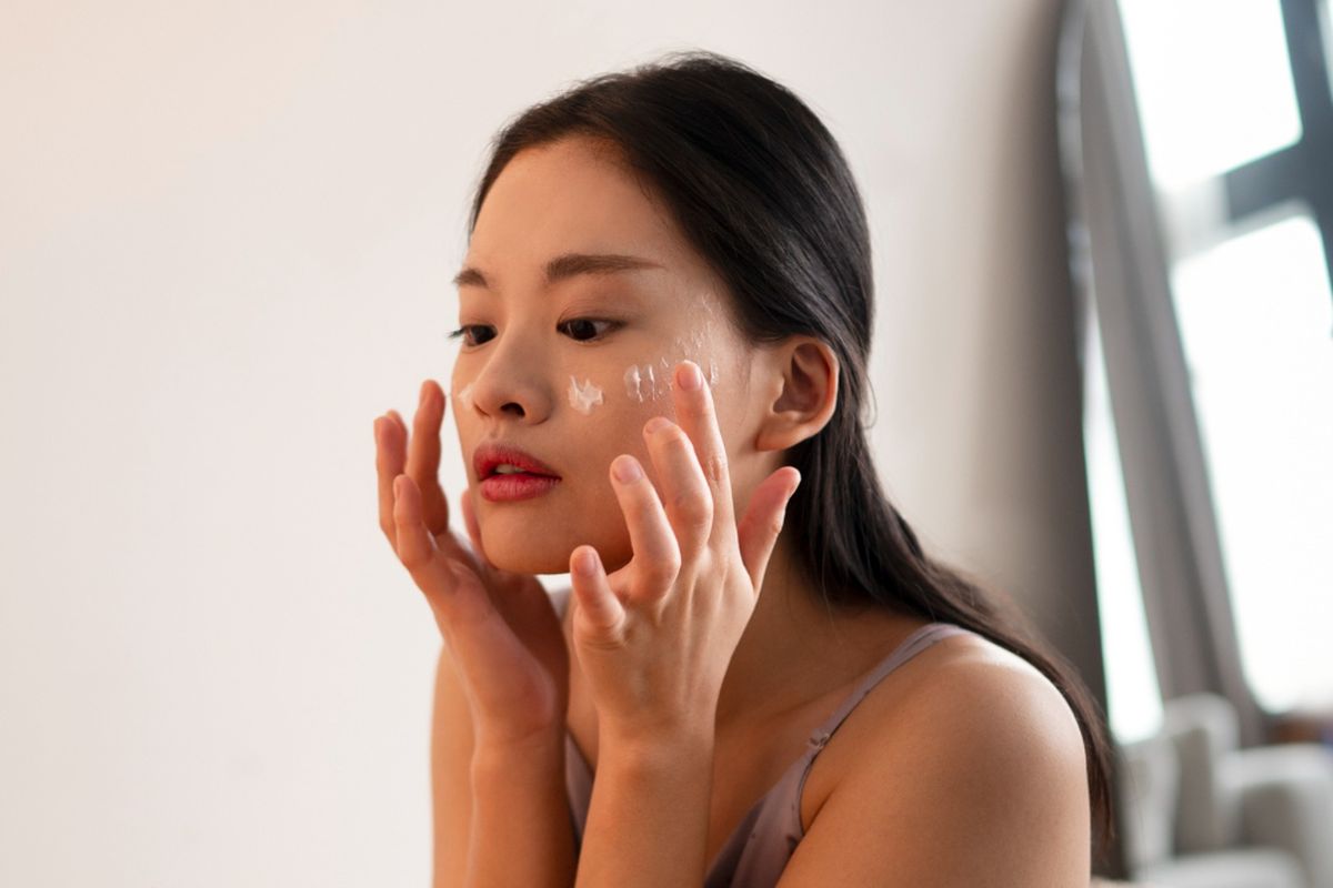 penuaan dini, cara pakai skincare, cara pakai skincare yang benar, kesalahan menggunakan skincare, cara mengoles skincare yang benar, kesalahan skincare penyebab jerawat, penuaan dini kulit wajah, Pakai Skincare Terlalu Kasar Bikin Kulit Kendur dan Berjerawat, Benarkah?, Terlalu kasar menggunakan skincare bisa percepat penuaan, Mengapa bisa merusak kulit?, Kulit bisa kemerahan dan iritasi, Bikin jerawatan dan memperparah jerawat yang sudah ada