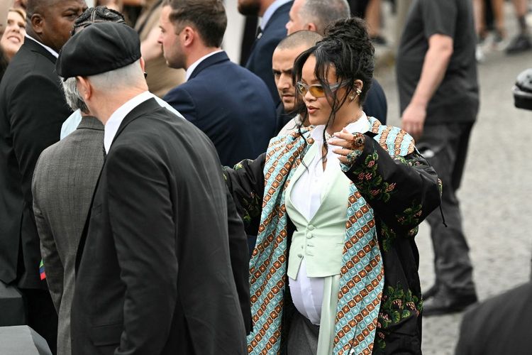 Dior, Rihanna, Robert Pattinson, Pharell, Daniel Craig, Sabrina Carpenter, Mingyu Seventeen, Jonathan Anderson, Apo Nattawin, jonathan anderson dior, pharell, mingyu dior, mile phakphum, Gaya 8 Artis di Dior Men Paris Fashion Week, Robert Pattinson hingga Mingyu, 1. Rihanna, 2. Pharell Williams, 3. Mingyu, 4. Daniel Craig, 5. Mile Phakphum, 6. Robert Pattinson, 7. Sabrina Carpenter, 8. Apo Nattawin
