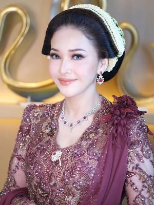 Maia Estianty, 6 Gaya Maia Estianty saat Akad Nikah El Rumi dan Syifa Hadju, Serba Elegan, 1. Kebaya maroon penuh detail bordir, 2. Sanggul tradisional yang rapi, 3. Rangkaian bunga sebagai pemanis rambut, 4. Riasan wajah soft glam yang flawless, 5. Perhiasan merah yang serasi, 6. Selendang sebagai sentuhan manis