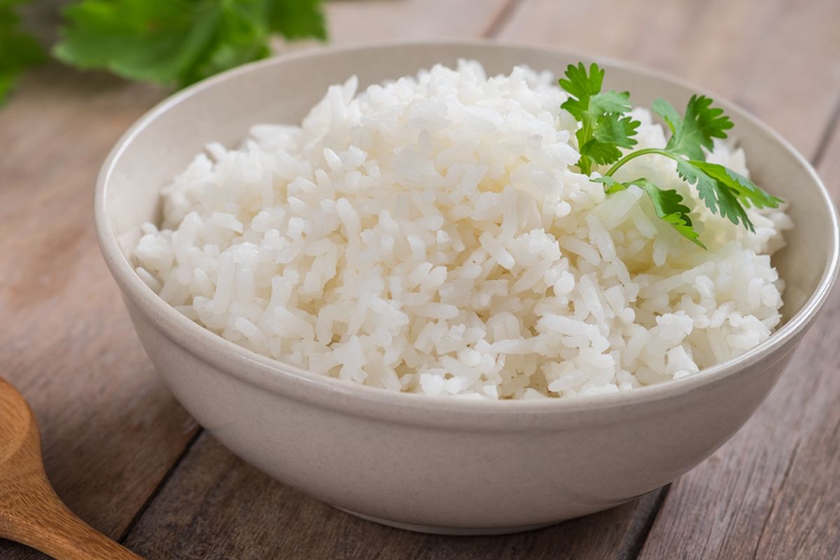 nasi putih, nasi putih di kulkas tahan berapa lama, nasi putih disimpan di kulkas, Berapa Lama Nasi Bisa Tahan di Kulkas? Ini Penjelasannya