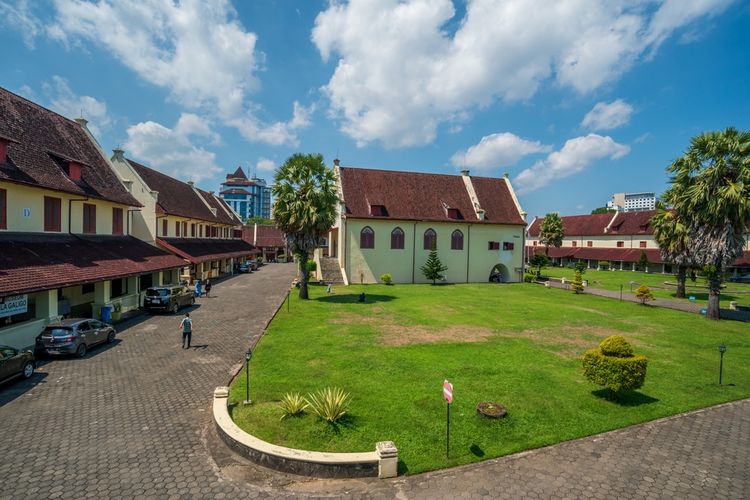 Makassar, Pantai Losari, Wisata Makassar, wisata kuliner makassar, tempat wisata di Makassar, pantai losari kota makassar, wisata alam makassar, wisata sejarah makassar, liburan ke Makassar, liburan ke makassar kemana, tempat hits di Makassar, tempat wisata sejarah di makassar, Jelajahi Pesona Wisata Makassar. dari Pantai Losari hingga Benteng Fort Rotterdam, 1. Pantai Losari, Ikon Wisata Makassar, 2. Benteng Fort Rotterdam, Jejak Sejarah Kerajaan Gowa, 3. Pelabuhan Paotere, Jejak Kapal Pinisi, 4. Istana Tamalate dan Museum Balla Lompoa, Warisan Kerajaan Gowa, 5. Monumen Mandala, Simbol Perjuangan Pembebasan Irian Barat, 6. Makam Sultan Hasanuddin, Ayam Jantan dari Timur, 7. Masjid Tua Katangka, Masjid Tertua di Sulawesi Selatan, 8. Benteng Somba Opu, Sisa Kejayaan Maritim Gowa