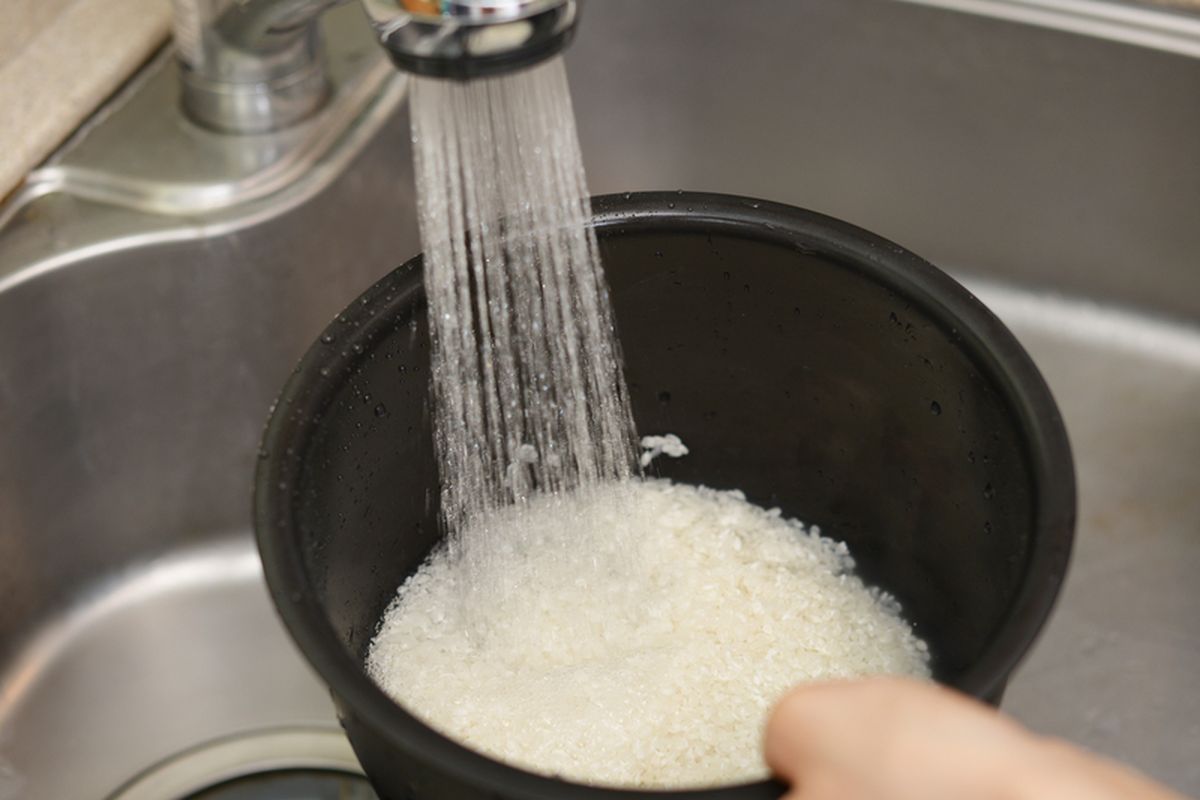 beras, mencuci beras, Cara mencuci beras, Mencuci beras, Biasa Mencuci Beras di Panci Rice Cooker, Hentikan Sekarang Juga