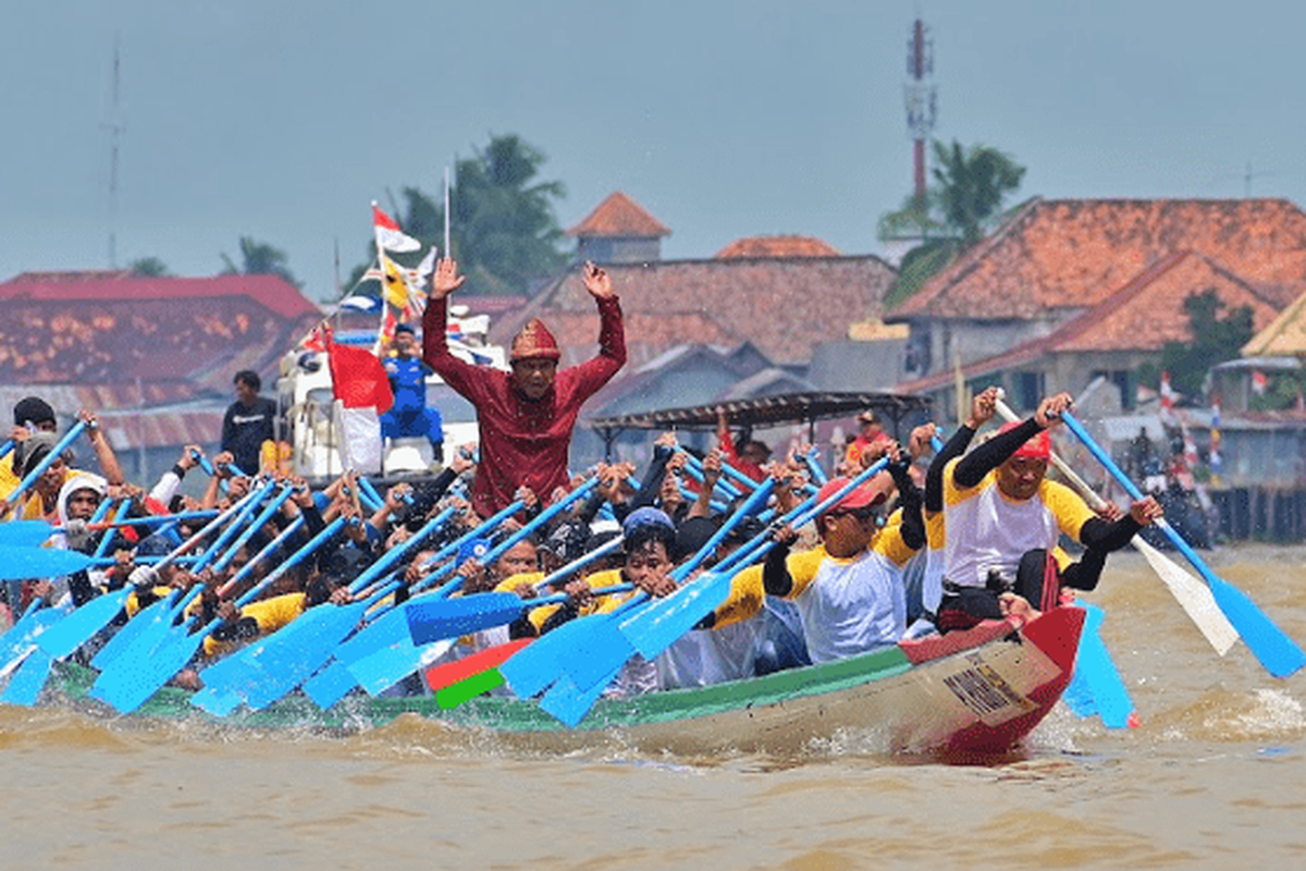 palembang, Pacu Jalur, Perahu Bidar, pacu jalur kuansing, festival perahu bidar tradisional, Sama-sama Lomba Perahu Ikonik, Ini Beda Pacu Jalur Kuansing dan Perahu Bidar Palembang, Asal-usul Tradisi, Bentuk dan Ukuran Perahu, Posisi Pendayung dan Teknik Mendayung, Arena Perlombaan, Suasana dan Tradisi Pendukung