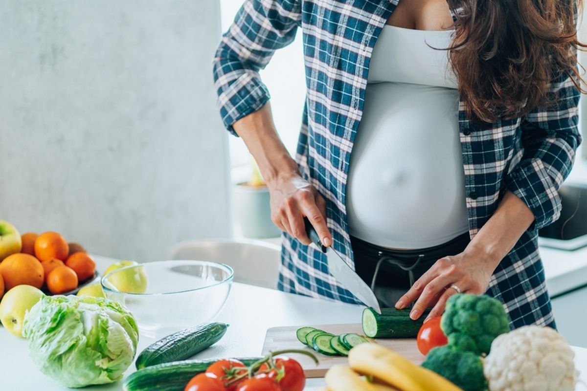 pola makan sehat, pola makan ibu hamil, pola makan sehat ibu hamil, tips mengatur pola makan sehat ibu hamil, diet ibu hamil, Pola Makan Sehat untuk Ibu Hamil, Lengkapi Nutrisi Penting Selama Kehamilan, 1. Konsumsi makanan seimbang, 2. Kebutuhan kalori dan berat badan, 3. Suplemen penting, 4. Makanan dan minuman yang harus dihindari, 5. Hidrasi dan camilan sehat
