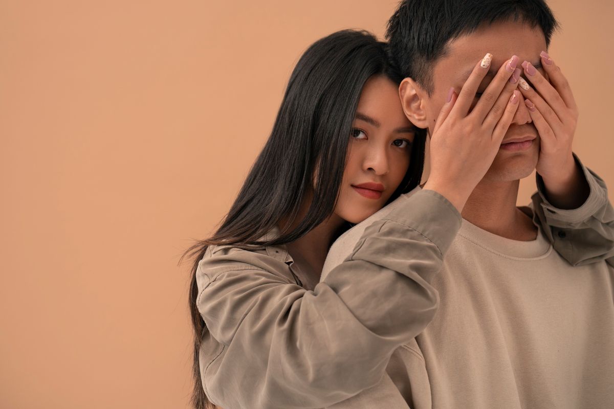 manipulasi, gaslighting, manipulatif, Psikolog Jelaskan 7 Ciri Pasangan yang Suka Manipulasi dan Gaslighting, 1. Menyangkal fakta secara terang-terangan, 2. Memutarbalikkan fakta (blame shifting), 3. Meremehkan perasaan orang lain (trivializing), 4. Love bombing dan penarikan diri, 5. Menggunakan orang lain untuk memojokkan, 6. Menjadikan diri sendiri korban (playing the victim), 7. Kata-kata tidak sesuai dengan perbuatan