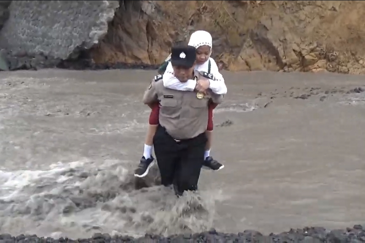 Sungai Regoyo, lahar dingin Semeru, Polisi Lumajang Gendong Siswa SD Seberangi Lahar Dingin Semeru
