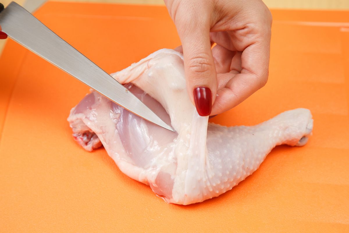 pemotongan unggas, daging ayam, ayam, penyembelihan, Panduan Lengkap Cara Sembelih Ayam Sesuai Syariat Islam dan Standar Halal MUI, Memahami Struktur Unik Leher Ayam, Prinsip ASUH dan Kesejahteraan Hewan (Ihsan), Posisi Penyembelihan yang Disarankan, Syarat Sah Penyembelihan Halal
