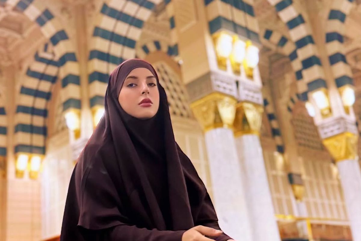 Tasya Farasya, busana umrah, 7 Gaya Busana Umrah Tasya Farasya, Bisa Jadi Inspirasi, 1. Outfit hitam untuk perjalanan, 2. Abaya warna nude dengan siluet longgar, 3. Paduan hijab senada untuk tampilan rapi, 4. Hijab cokelat tua dengan busana senada, 5. Busana serba cokelat gelap untuk malam hari, 6. Hijab simpel tanpa layering berlebih, 7. Tampilan bercadar hitam yang tertutup sempurna