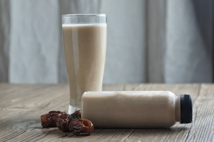 kurma, Ide Takjil Kurma yang Simpel dan Mengenyangkan, Tertarik Coba?, 1. Puding kurma yoghurt, 2. Kue cokelat kurma, 3. Teh Rempah Kurma, 4. Overnight oat kurma, 5. Susu kurma, 6. Pisang goreng kurma, 7. Kurma keju, 8. Smoothie kurma susu, 9. Infused water kurma, 10. Salad buah saus kurma