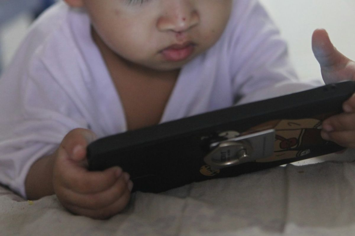 penggunaan gawai pada anak, penggunaan gawai, Jangan Biarkan Anak Terpapar Gadget Sebelum 2 Tahun, Bisa Ganggu Perkembagan Otak