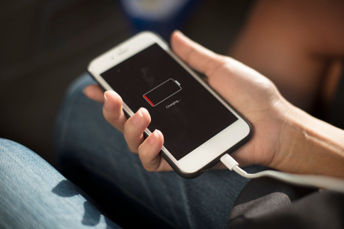 tips keamanan HP, charger publik berbahaya, stop cas HP di sini, cas HP tempat umum, FBI Keluarkan Peringatan, Jangan Cas HP di Tempat-tempat Ini!