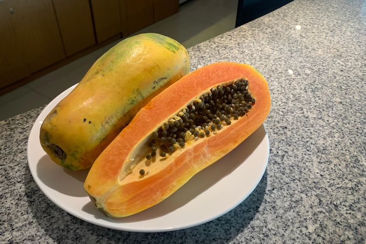Makanan tinggi serat, buah pelancar bab, buah pembersih usus, detoks usus alami, 9 Buah Pelancar BAB yang Bantu Bersihkan Usus Kotor, 2. Jeruk dan Lemon, 3. Pepaya, 4. Nanas, 5. Alpukat, 6. Pisang, 8. Anggur