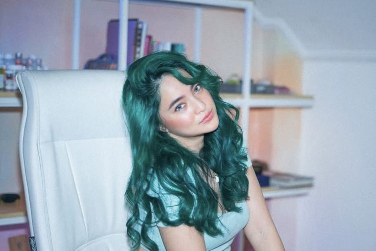 Marshanda, warna rambut Marshanda, Warna rambut Marshanda, gaya rambut marshanda, warna rambut marshanda, warna rambut yang berani, Intip 6 Warna Rambut Marshanda, Terbaru Tampil dengan Rambut Pink, 1. Hijau tosca, 2. Pink pastel, 3. Balayage blonde , 4. Merah terang, 5. Dark violet, 6. Ombre ungu dan blonde