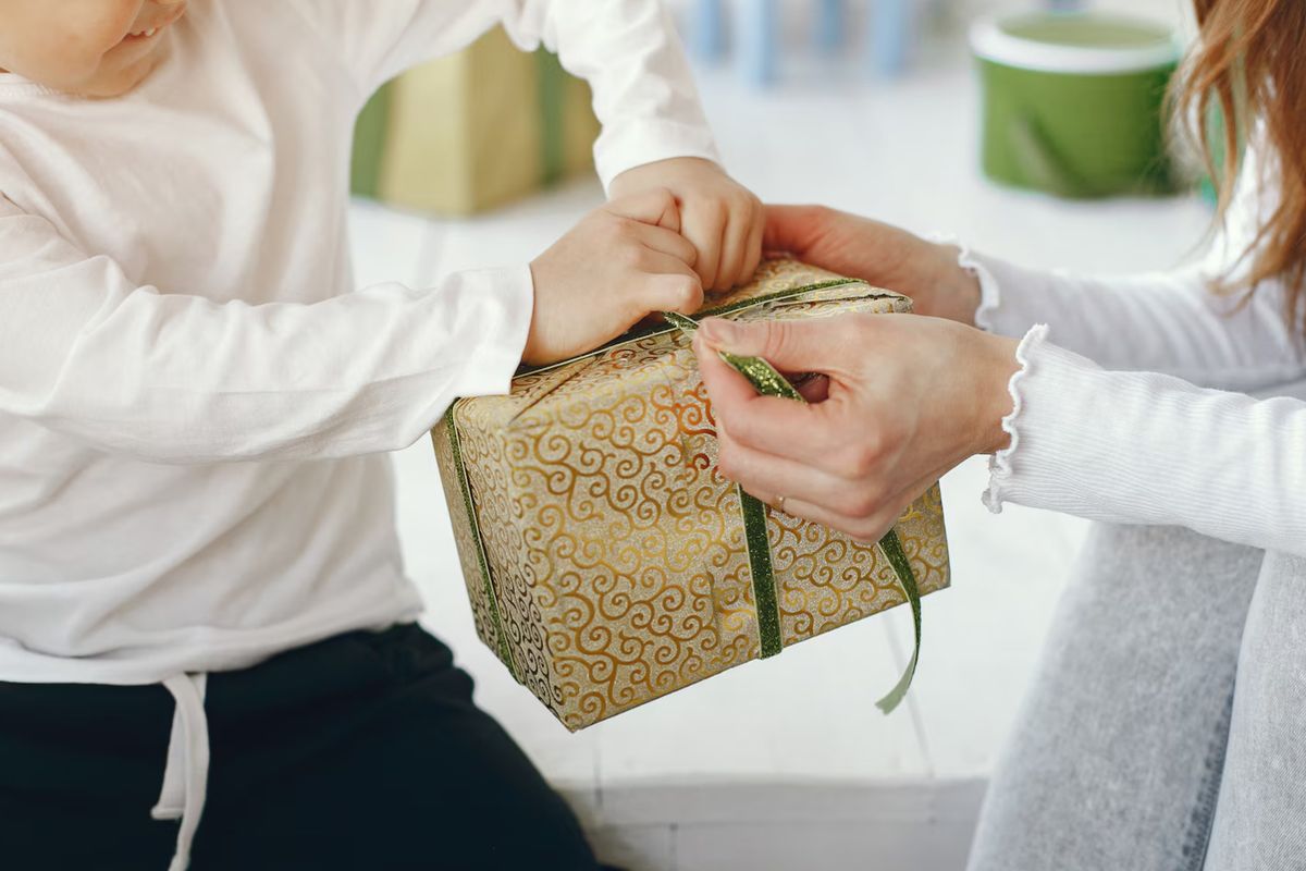 hampers Lebaran, 10 Ide Hampers Lebaran 2026 untuk Keluarga, Simpel tapi Bikin Senang, 1. Kue kering dalam kemasan praktis, 2. Paket teh dan kopi premium, 3. Perlengkapan ibadah, 4. Paket madu dan kurma, 5. Peralatan makan atau gelas cantik, 6. Produk kebutuhan dapur, 7. Handuk atau perlengkapan rumah tangga, 8. Camilan sehat untuk keluarga, 9. Wastra atau kain tradisional, 10. Hampers buatan sendiri