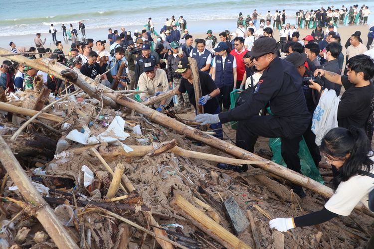 Prabowo, Sepaham dengan Prabowo, Menpar Tegaskan Kebersihan Kunci Daya Saing Pariwisata RI, Kebersihan jadi fondasi pariwisata berkelanjutan, Sejalan dengan Prabowo, Seruan Perang Melawan Sampah, Sinergi pentahelix untuk kebersihan laut dan PPesisir, Gerakan wisata bersih, program unggulan Kemenpar
