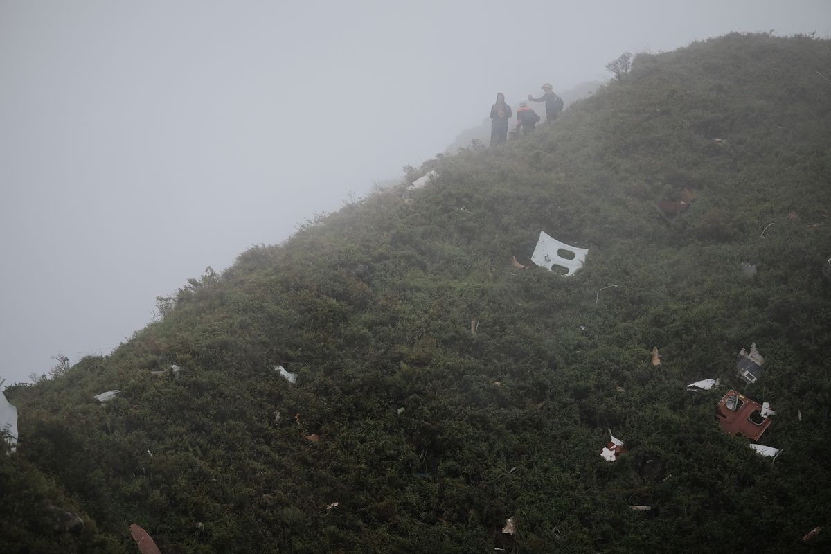 black box, pesawat ATR, Gunung Bulusaraung, Benda yang Diduga Black Box Pesawat ATR 42-500 Ditemukan Utuh di Ekor Pesawat