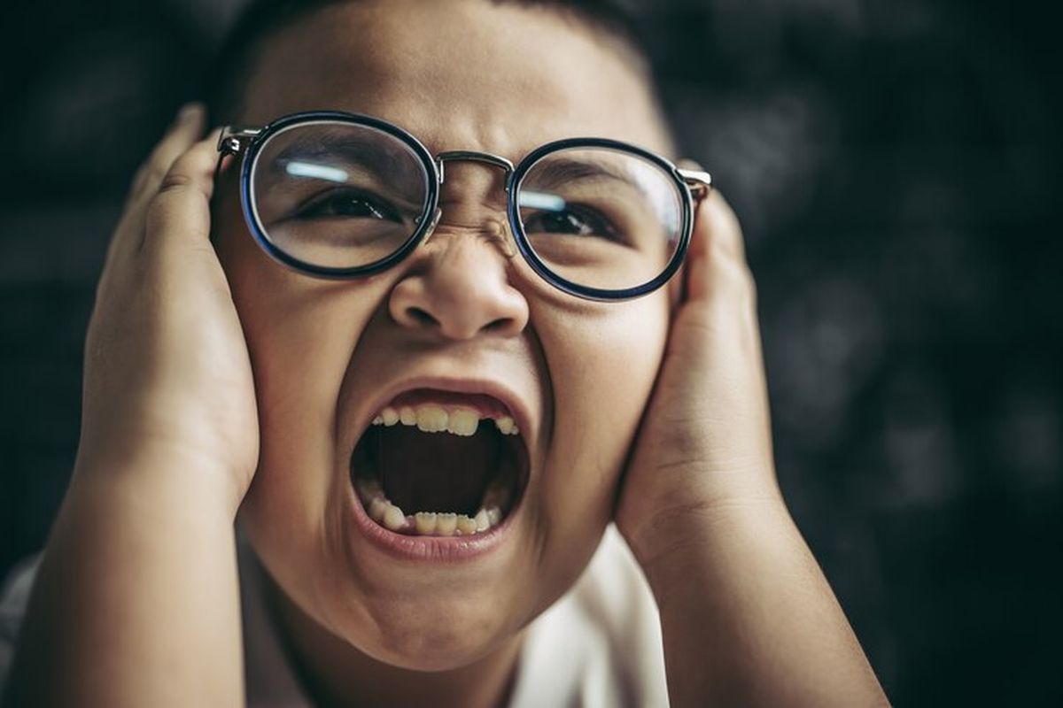 anak tantrum, Anak Tantrum di Tempat Umum, Orangtua Harus Apa? Ini Saran Pakar Pengasuhan, 1. Pindah ke tempat yang lebih privat, 2. Perhatikan batasan mereka terhadap kontak fisik, 3. Gunakan bahasa yang sederhana dan konsisten, 4. Luangkan waktu untuk mengatur emosi Anda sendiri