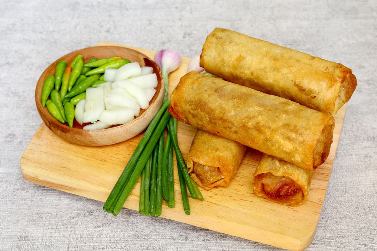 Lumpia, warisan budaya UNESCO, lumpia basah, sejarah lumpia semarang, lumpia goreng, lumpia khas semarang, asal usul lumpia semarang, Lumpia Semarang, Warisan Budaya UNESCO dan Ikon Kuliner Jawa Tengah, Asal-usul dan Filosofi di Balik Nama Lumpia, Sejarah Lumpia Semarang dari Kisah Cinta Lintas Budaya, Dinasti Lumpia Gang Lombok dan Resep Autentik yang Terjaga, Variasi Lumpia Basah dan Goreng yang Jadi Favorit Wisatawan, Lumpia sebagai Simbol Harmoni Sosial dan Budaya