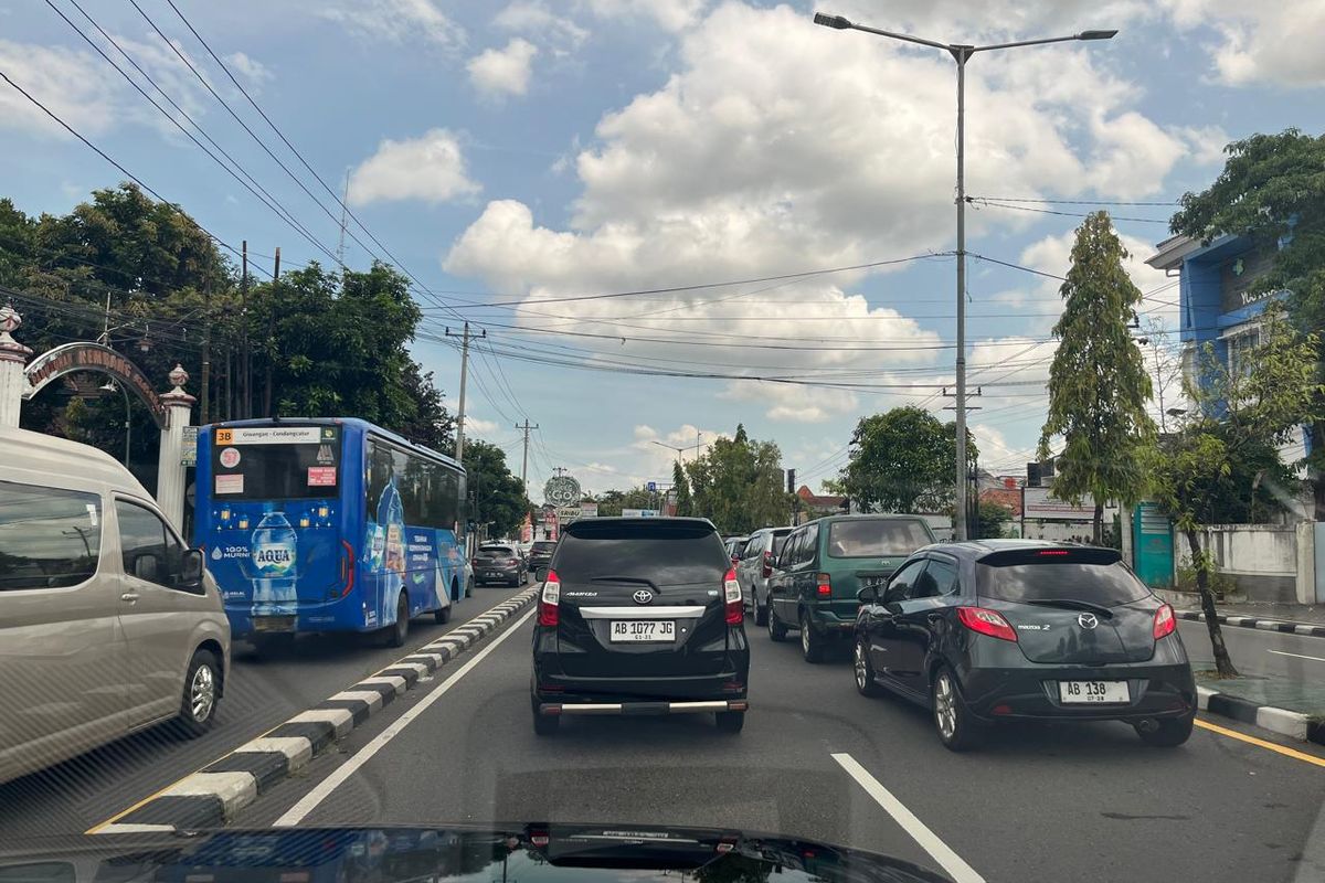 macet, mobil matik, Cara Menghemat BBM Mobil Matik Saat Terjebak Macet Arus Balik