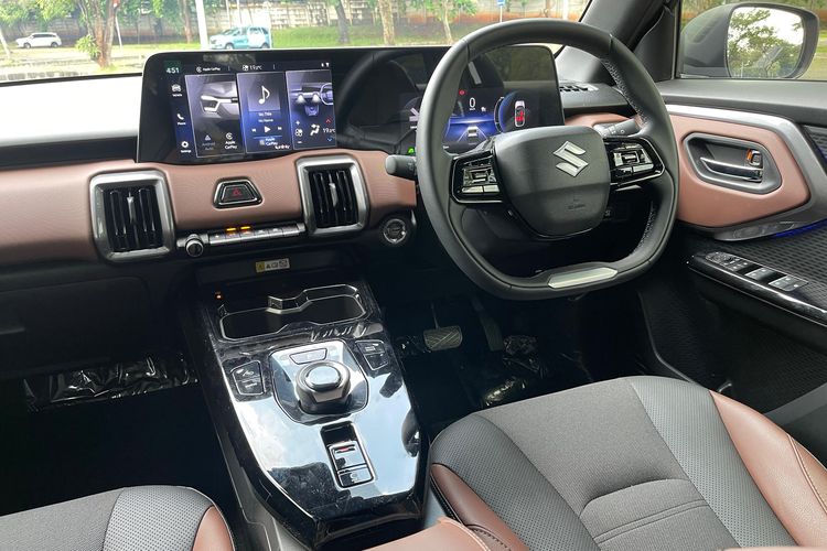 mobil listrik, eVitara Diuji di Jalan Raya, Seberapa Nyaman SUV Listrik Suzuki Ini?, Performa di Tol: Responsif dan Stabil, ADAS: Berkendara Lebih Ringan, Kenyamanan Kabin Tetap Jadi Prioritas, Efisiensi dan Biaya Pengisian Daya, Regenerative Braking Bekerja Halus