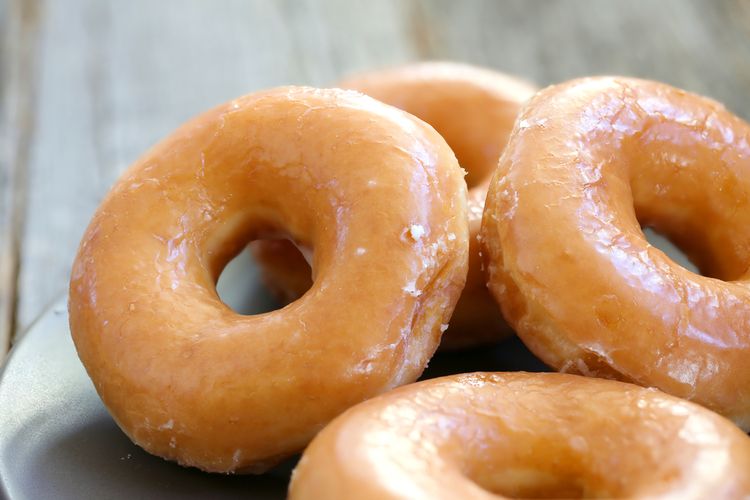 Cara membuat donat kentang, resep donat kentang, resep donat kentang empuk dan lembut, resep donat kentang empuk anti gagal, Rahasia Donat Kentang Empuk dan Mengembang Sempurna, Harus Pakai Ragi?, 1. Gunakan Bahan yang Tepat dan Berkualitas, 2. Cara Membuat Adonan Donat Kentang, 3. Proofing Dua Kali agar Donat Mengembang Sempurna, 4. Goreng dengan Banyak Minyak dan Api Sedang, 5. Sajikan dengan Topping Favorit