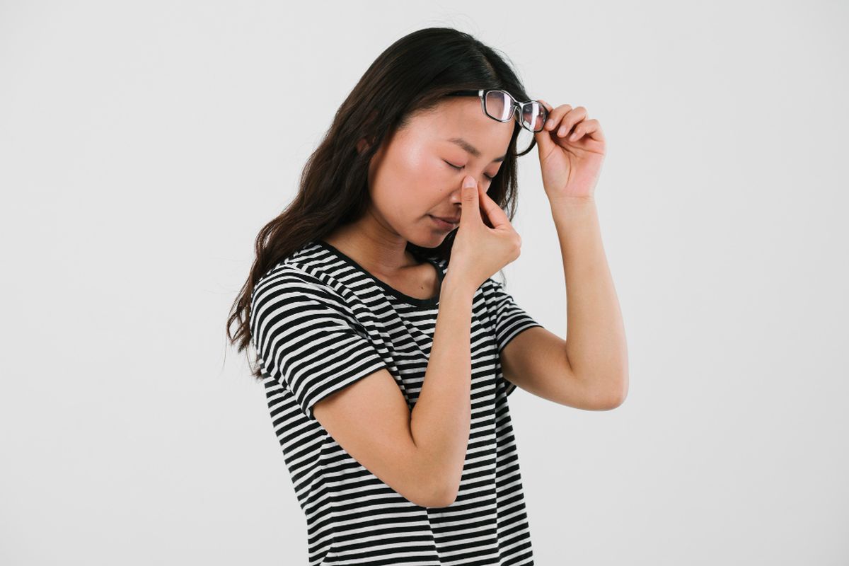 Computer Vision Syndrome, Kerja Terlalu Lama di Depan Layar? Waspadai Computer Vision Syndrome, Ciri-ciri Computer Vision Syndrome, Terapkan aturan 20-20-20, Biasakan berkedip lebih sering, Atur jarak dan posisi layar dengan benar, Sesuaikan pencahayaan ruangan, Gunakan mode malam atau filter cahaya biru, Lakukan istirahat layar secara berkala, Rutin periksa kesehatan mata