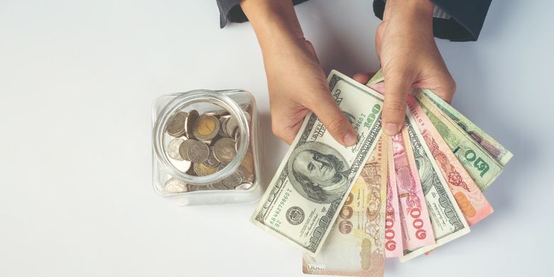 kuman, Segera Cuci Tangan Setelah Menyentuh 6 Benda Ini demi Mencegah Penyakit, 1. Uang tunai, 2. Menu restoran, 3. Layar sentuh di tempat umum, 4. Benda-benda di bandara, 5. Spons dapur dan talenan, 6. Pulpen dan benda di rumah sakit