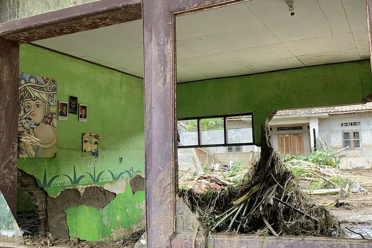 banjir Sukabumi, longsor Sukabumi, tanggap darurat banjir, bupati sukabumi asep japar, Sukabumi Tetapkan Tanggap Darurat Bencana Banjir dan Longsor, Bupati Minta Pemprov Jabar Turun Tangan
