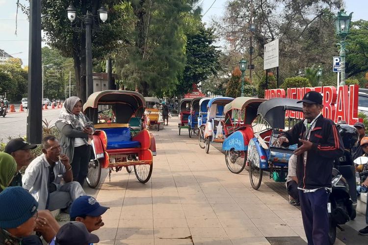 bajaj, Solo, dishub solo, bajaj maxride, maxride, bajaj maxride di solo, bajaj merah, Polemik Bajaj Merah di Solo: Ditolak Tukang Becak, Belum Ada Dasar Hukum, Operasional Diminta Dihentikan Sementara, Tukang Becak Tolak Operasional Bajaj Merah Maxride di Solo, Becak Kayuh Dianggap Simbol Warisan Transportasi Solo, Bajaj Maxride Viral, Dishub Solo Akui Belum Ada Dasar Hukum, Dishub Sudah Undang Pihak Maxride, Namun Belum Hadir, Dishub Solo dan Polisi Segera Rapat Bahas Langkah Penertiban