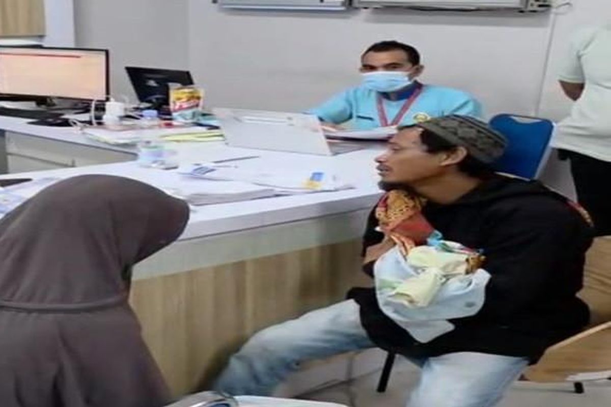 tunawisma, palembang, suami istri tunawisma, suami istri tunawisma palembang, pasutri tunawisma, klarifikasi rumah sakit, polisi bantu pemakaman, Viral Pasutri Tunawisma di Palembang Bawa Jasad Bayi Jalan Kaki, RSUD BARI Angkat Bicara, Hidup di Jalanan dan Kehilangan Anak Kedua, Permintaan Dimakamkan Ditolak RSUD, Diusir Mertua, Jalan Kaki Bawa Jasad Bayi, Polisi Bantu Pemakaman, Klarifikasi RSUD Palembang BARI