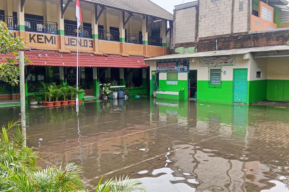 Jawa Tengah, Semarang, banjir semarang, banjir, banjir di Semarang, Banjir Semarang, Puluhan Sekolah Tergenang, Siswa SD Dievakuasi dengan Perahu, Siswa Dievakuasi Menggunakan Tossa dan Perahu Karet, Genangan Meluas ke Sejumlah Kawasan, 36 Sekolah Dasar Terdampak Banjir, Pembelajaran Disesuaikan Kondisi, Prioritas: Keselamatan dan Kenyamanan Siswa