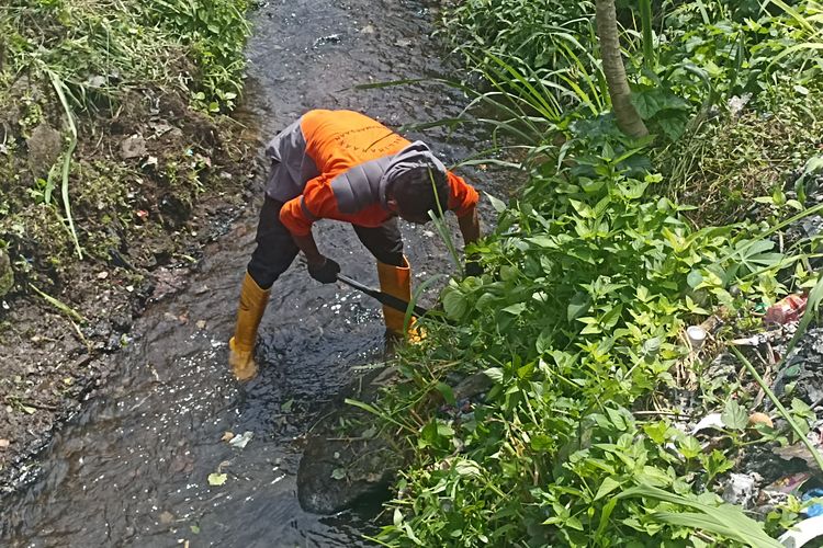 Dede Sukriya, lingkungan, kebersihan lingkungan, Bogor, sampah, Mengenal Dede Sukriya, Relawan Lingkungan di Bogor yang Nyaris 1 Dekade Bersihkan Sampah Sendirian