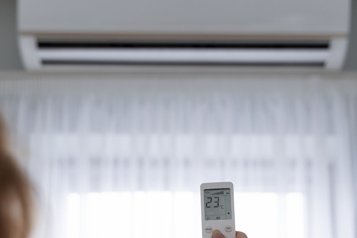 tips hemat listrik, tips pakai AC biar hemat listrik, 7 Tips Pakai AC agar Hemat Listrik dan Tagihan Tidak Boros, Lakukan audit energi rumah, Gunakan termostat pintar, Perhatikan posisi termostat, Tutup tirai atau gorden di siang hari, Gunakan kipas langit-langit (ceiling fan), Naikkan suhu sedikit, Rutin bersihkan filter AC