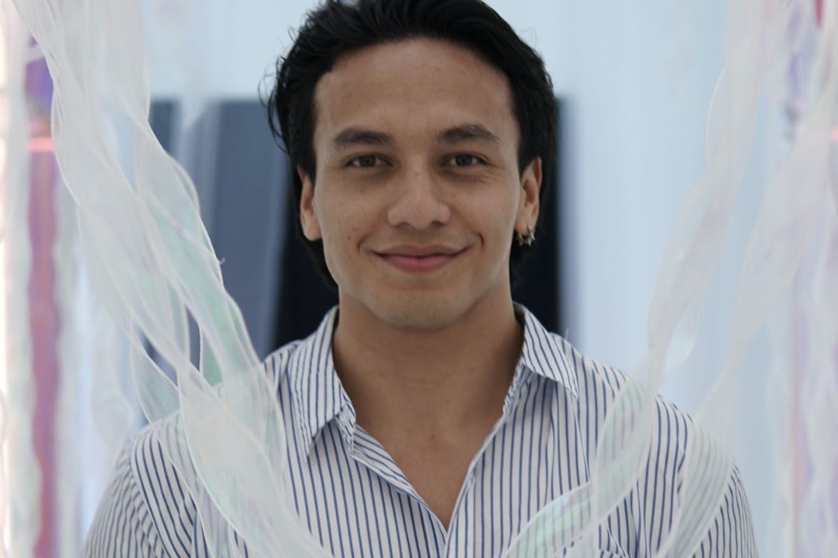 Jefri Nichol, Contek 5 Gaya Busana Edgy ala Jefri Nichol, Maskulin dan Anti Ribet, 1. Padupadan kemeja dan jorts, 2. Setelan jas dengan kacamata hitam yang tegas, 3. Gaya dengan varsity jacket, 4. Tampil berani dengan beanie merah, 5. Gaya edgy dengan kemeja flanel