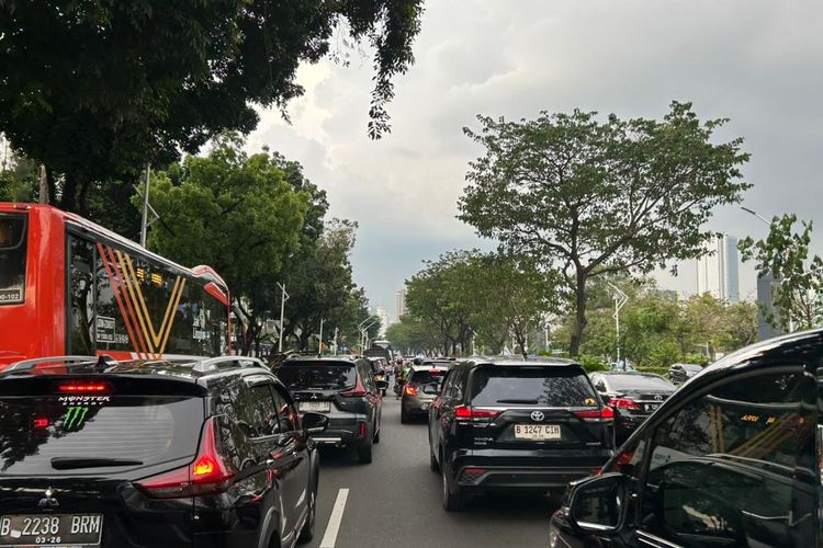 irit BBM, Mobil Listrik Terbakar, VinFast, Korupsi Bupati Bekasi, LHKPN, Koleksi Mobil Mewah, Penjualan Yamaha 2025, NMAX, Aerox, Kepadatan Lalu Lintas, Mobil Matic, Klaim Penjualan Yamaha, Berkendara Irit BBM