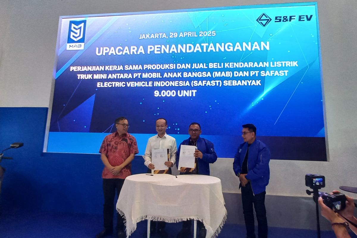 Safast Electric Vehicle Indonesia, mobil listrik, Periklindo Electric Vehicle Show, PEVS, kendaraan listrik, truk mini, Mobil listrik, logistik, Kendaraan Listrik, Truk Mini, kendaraan Listrik, Mobil Anak Bangsa (MAB), PEVS 2025, Kerjasama MAB dengan Safast, Produksi 9.000 Unit Mobil Listrik