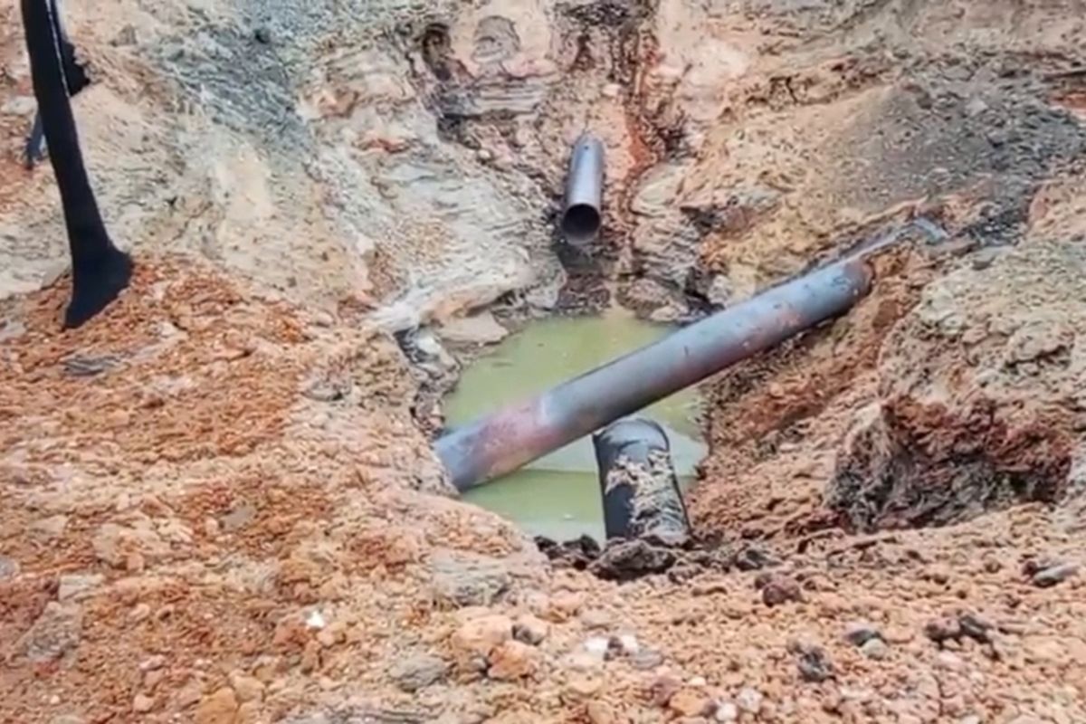 pipa gas, Inhil, Riau, Warga Mengira Pesawat Jatuh, Ini 7 Fakta Mencekam Ledakan Pipa Gas PT TGI di Indragiri Hilir, 1. Kronologi Ledakan: Dentuman Dikira Pesawat Jatuh, 2. Semburan Api Setinggi 15 Meter Selama 14 Jam, 3. Korban Luka dan Dampak Kerusakan Material, 4. Jalan Lintas Timur Sumatera Riau-Jambi Lumpuh, 5. Analisis Pakar: Diduga Akibat Korosi Pipa, 6. Langkah Penanganan PT TGI dan Komitmen Ganti Rugi, 7. Penyelidikan Tim Labfor Polda Riau