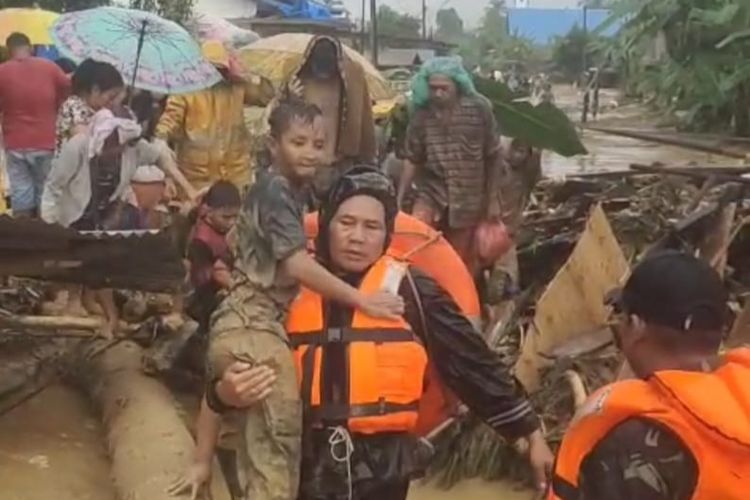 Tapanuli Selatan, banjir dan tanah longsor, Kabupaten Tapanuli Selatan, banjir dan tanah longsor di Tapanuli Selatan, Sumatera Utara, kabupaten tapanuli selatan, Banjir dan Longsor di Tapanuli Selatan: 11 Kecamatan Terdampak dan 8 Orang Meninggal, 11 Kecamatan terdampak banjir dan longsor, Korban jiwa dan ribuan warga mengungsi, Kondisi memprihatinkan di Desa Simataniari, Akses terputus akibat longsor, Status tanggap darurat dan kebutuhan mendesak