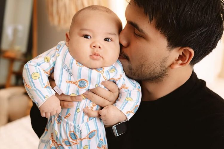 Aaliyah Massaid, Thariq Halilintar, Aaliyah Massaid dan Thariq Halilintar, aaliyah massaid jadi ibu, baby arash anak thariq, 7 Momen Hangat Aaliyah Massaid dan Thariq Halilintar dengan Baby Arash yang Berusia 3 Bulan, 1. Momen hangat keluarga kecil, 2. Busana sporty, 3. Thariq gendong dan cium Baby Arash, 4. Peluk hangat ibu, 5. Baby Arash tengkurap di kasur, 6. Momen bertiga di dekat jendela, 7. Kebersamaan penuh tawa