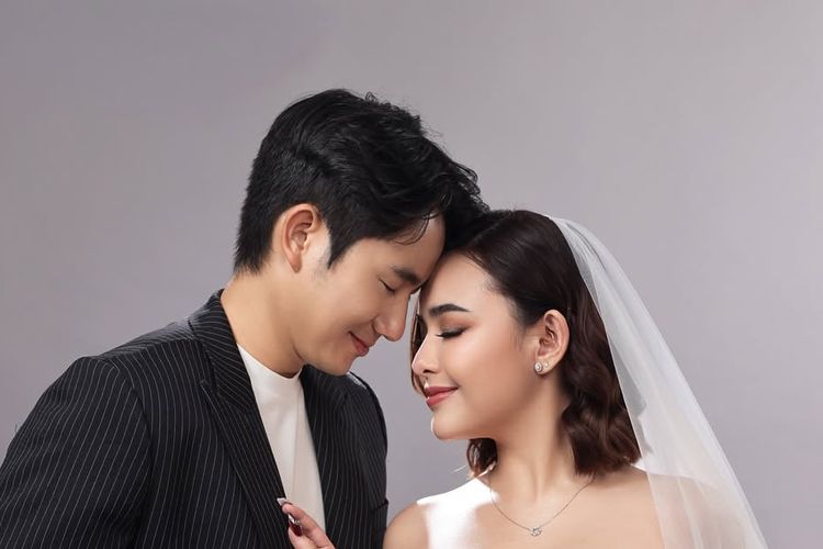 prewedding, Kenny Austin, Amanda Manopo, amanda manopo prewedding, amanda manopo menikah dengan arya saloka, kenny austin dan amanda manopo, amanda manopo dan kenny austin pacaran, 8 Gaya Prewedding Amanda Manopo dan Kenny Austin, Romantis dan Elegan, 1. Elegan dengan hewan peliharaan, 2. Gaun mini berstruktur bunga, 3. Sentuhan hitam-putih yang klasik, 4. Makeup, 5. Look minimalis tapi berkelas, 6. Bouquet, 7. Tatanan rambut sleek bun, 8. Kilau perhiasan berkelas
