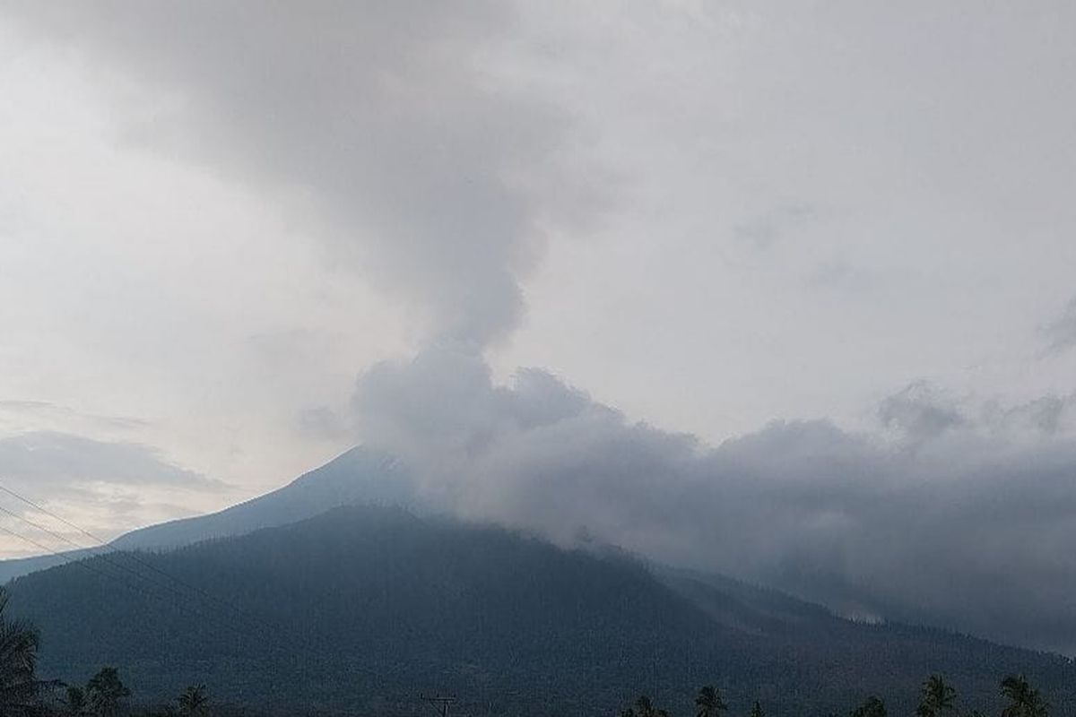 Wings Air, erupsi Gunung Lewotobi, wings air, Erupsi Gunung Lewotobi, Gunung Lewotobi erupsi, Gunung Lewotobi Erupsi, 25 Penerbangan Wings Air Dibatalkan