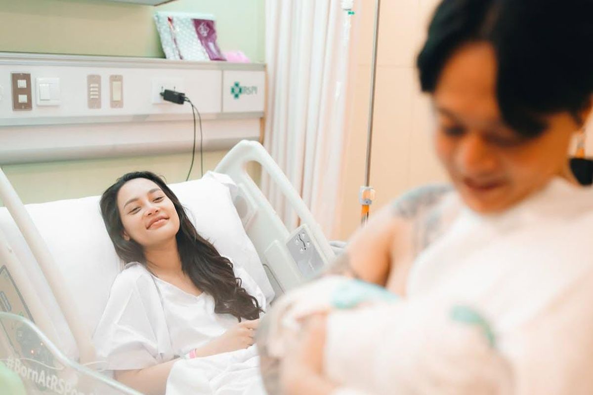 Erika Carlina, hubungan ayah dan anak, DJ Bravy, ayah non biologis, dj bravy dan erika, hubungan ayah non biologis dan anak, persiapan ayah non biologis dalam tumbuh kembang anak, Seperti DJ Bravy, 4 Hal yang Perlu Dipersiapkan Ayah Non-biologis dalam Tumbuh Kembang Anak, 1. Kesiapan emosional dan relasional, 2. Bangun kelekatan dengan penuh empati, 3. Hindari relasi otoriter sejak awal, 4. Lakukan kolaborasi sehat dengan ibu