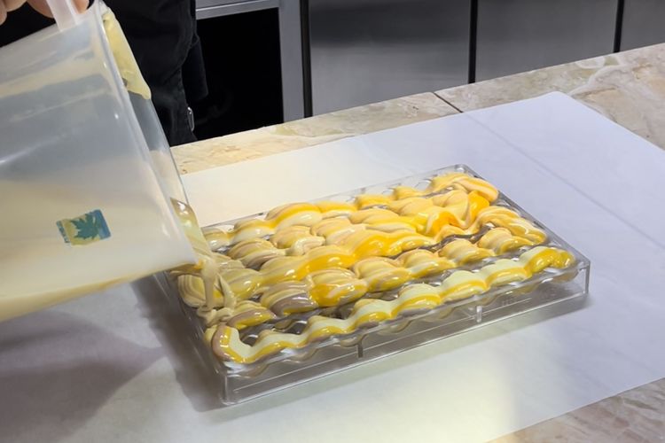 Kirsten Tibballs, tips mengolah cokelat, kirsten tibballs masterchef, kirsten tibballs dessert masters, kirsten tibballs, cara membuat marbling cokelat, Cara Membuat Marbling Bola-Bola Cokelat Ala Chef Kirsten Tibballs, Perhatikan Cara Aduknya